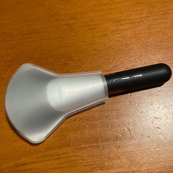 MAC Medium Face Fan Brush 143SES - Picture 6 of 11